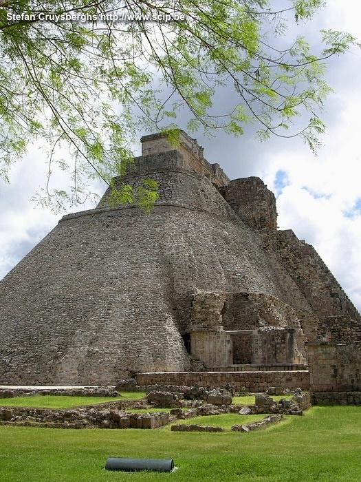 Uxmal - Tovernaars piramide Uxmal is een van de mooiste sites van Mexico. Deze laat-klassieke Maya-stad heeft grote mooie paleizen en een indrukwekkende piramide. De tovenaarspiramide is 35m hoog en gebouwd in 5 fases vanaf de 6e eeuw na Chr. Stefan Cruysberghs